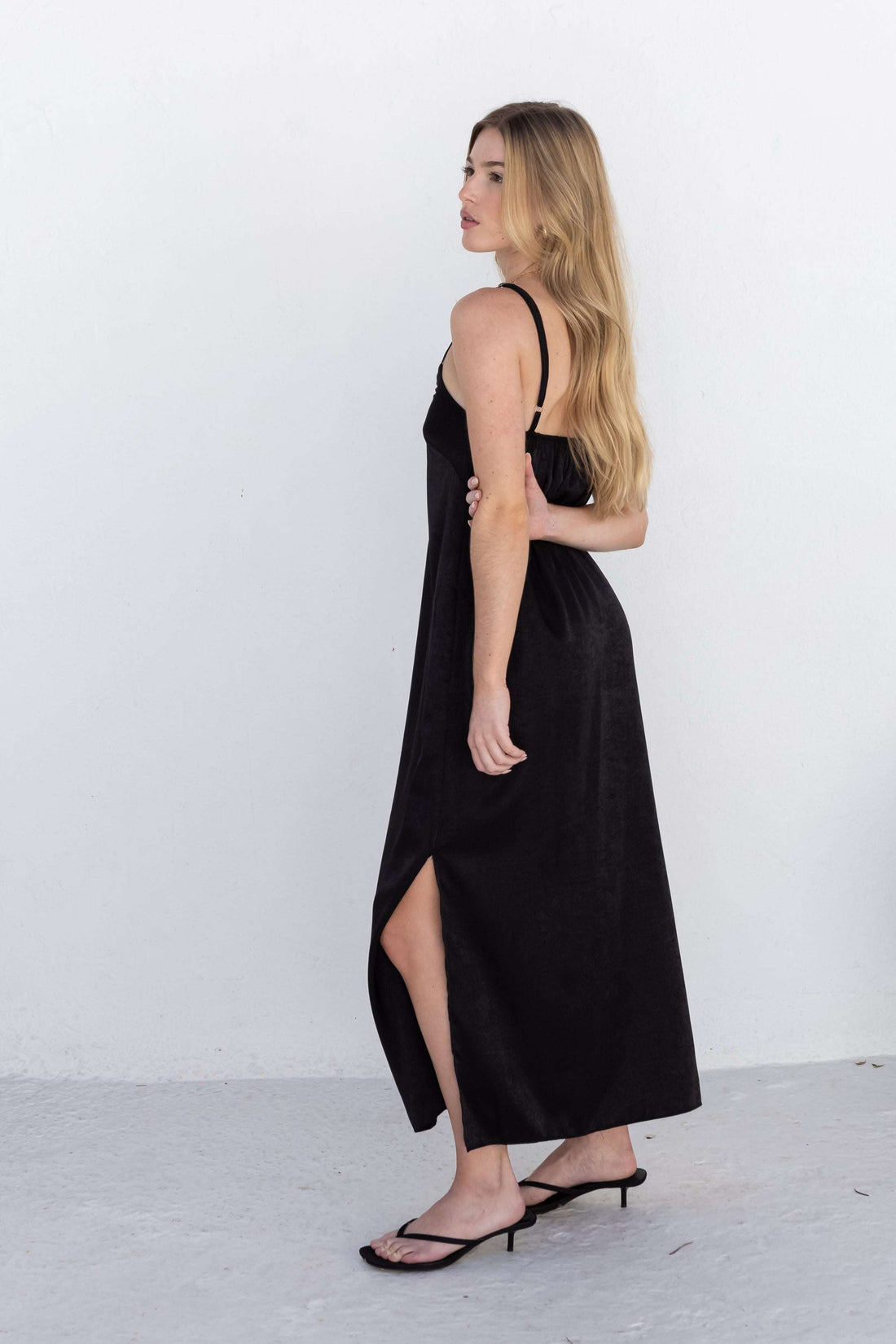 Vestido Midi Stella Preto
